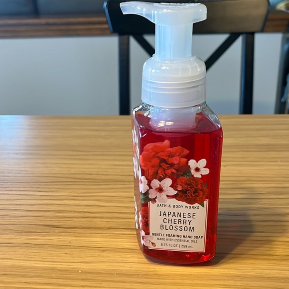 Bath & Body Works Gentle Foaming Hand Soap. Japanese Cherry Blossom. - Picture 2 of 3